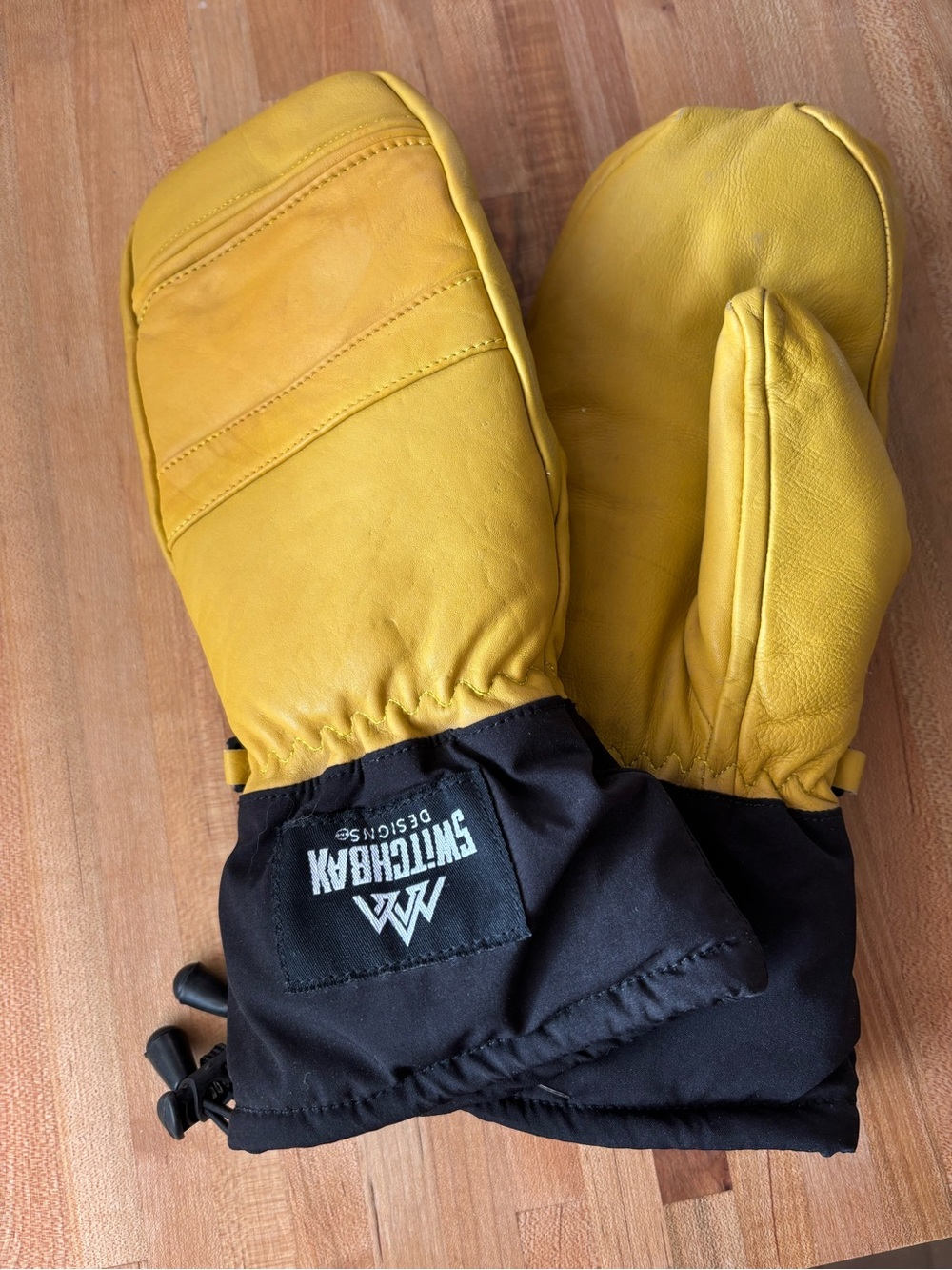 Switchback Leather Mittens